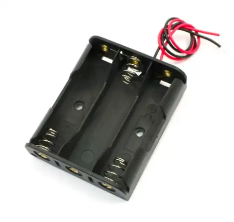 🔋 ¿Tu Proyecto Se Apaga o Las Pilas Se Sueltan? Portapilas 3 AA con Cable – Salida 4.5V para Arduino, Motores y Juguetes 11 Portapilas 3 AA con resortes, contactos metálicos y cable rojo y negro